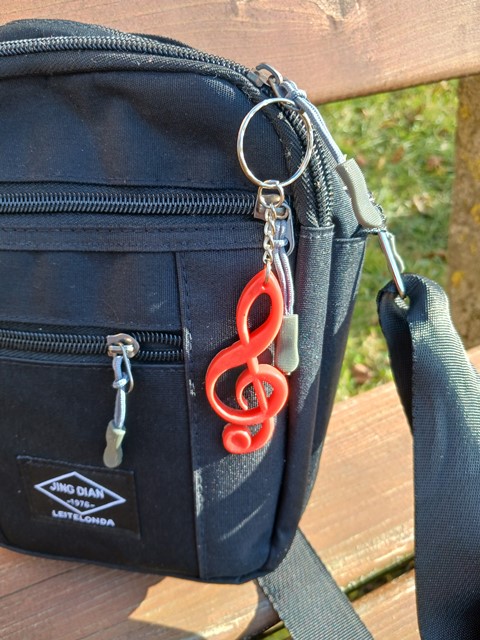 Přívěsek na klíče ve tvaru houslový klíč - červená barva