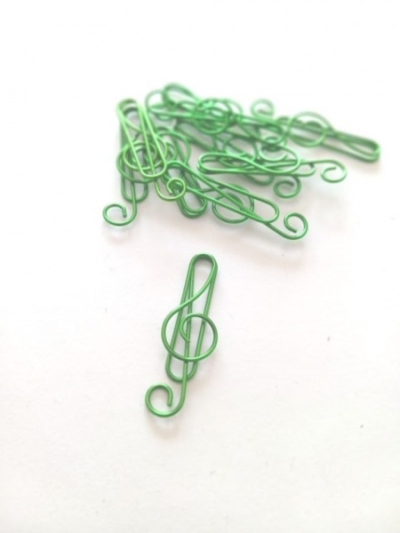 Kancelářské spony houslový klíč - zelená barva