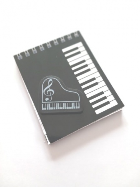 Dárkový balíček pro hudebníky - hudební blok s klaviatury a černá guma