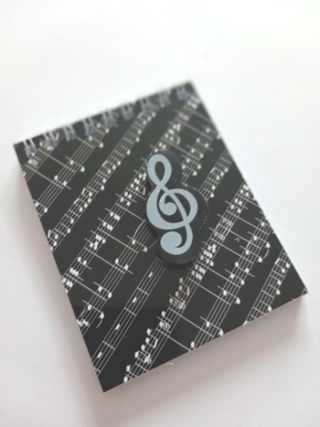 Dárkový balíček pro hudebníky - hudební blok s notami a černá guma nota