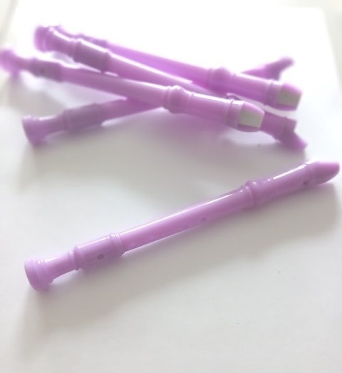 Pero ve tvaru zobcové flétny - fialová barva