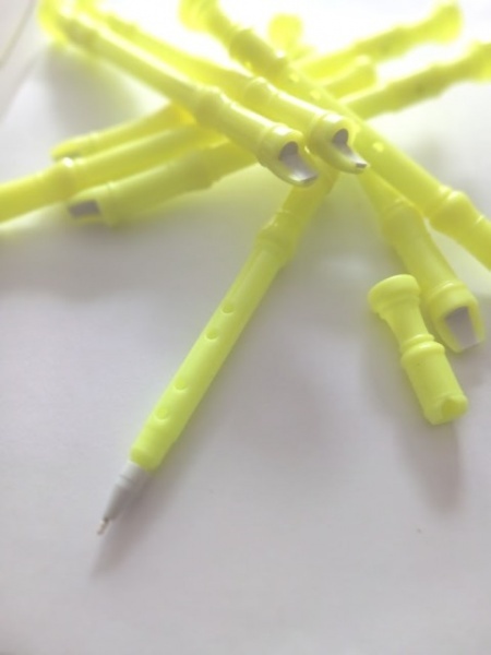 Pero ve tvaru zobcové flétny - světle žlutá barva