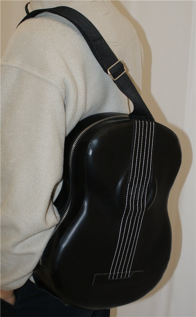Taška ve tvaru kytary - černá barva