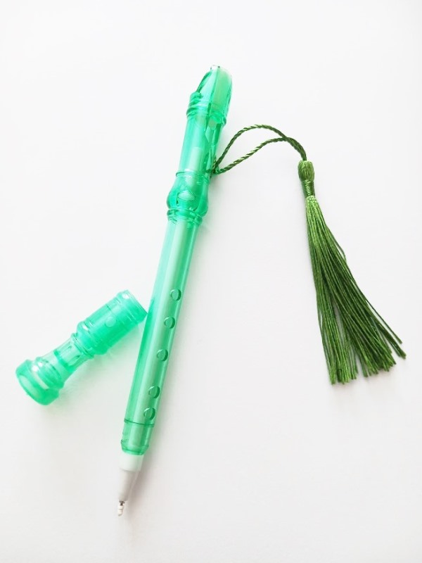 Pero ve tvaru zobcové flétny - zelená barva