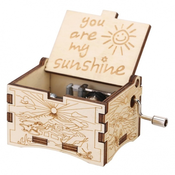 Hrací strojek v dřevěné krabičce hraje melodii You are my sunshine