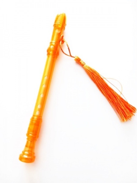 Pero ve tvaru zobcové flétny - oranžová  barva