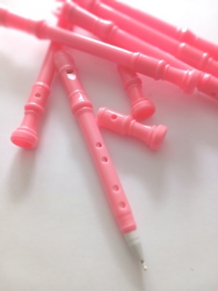 Pero ve tvaru zobcové flétny - růžová barva