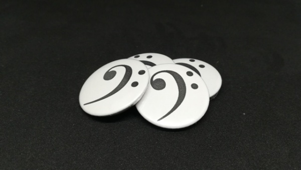 Button kovová placka - s potiskem basový klíč